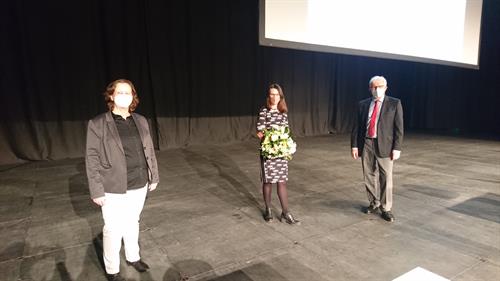 Die Präsidentin, Prof. Dr. Edeltraud Vomberg (li.), und der Vorsitzende des Hochschulrates, Herbert K. Meyer (re.), gratulierten Dr. Kirsten Mallossek herzlich zu ihr Wahl in der Mitsubishi Electric Halle.  Dort hatte die Hochschulwahlversammlung die designierte Vizepräsidentin für Wirtschafts- und Personalverwaltung unter den notwendigen Corona-Schutzmaßnahmen gewählt. Foto: Nadja Bröcker